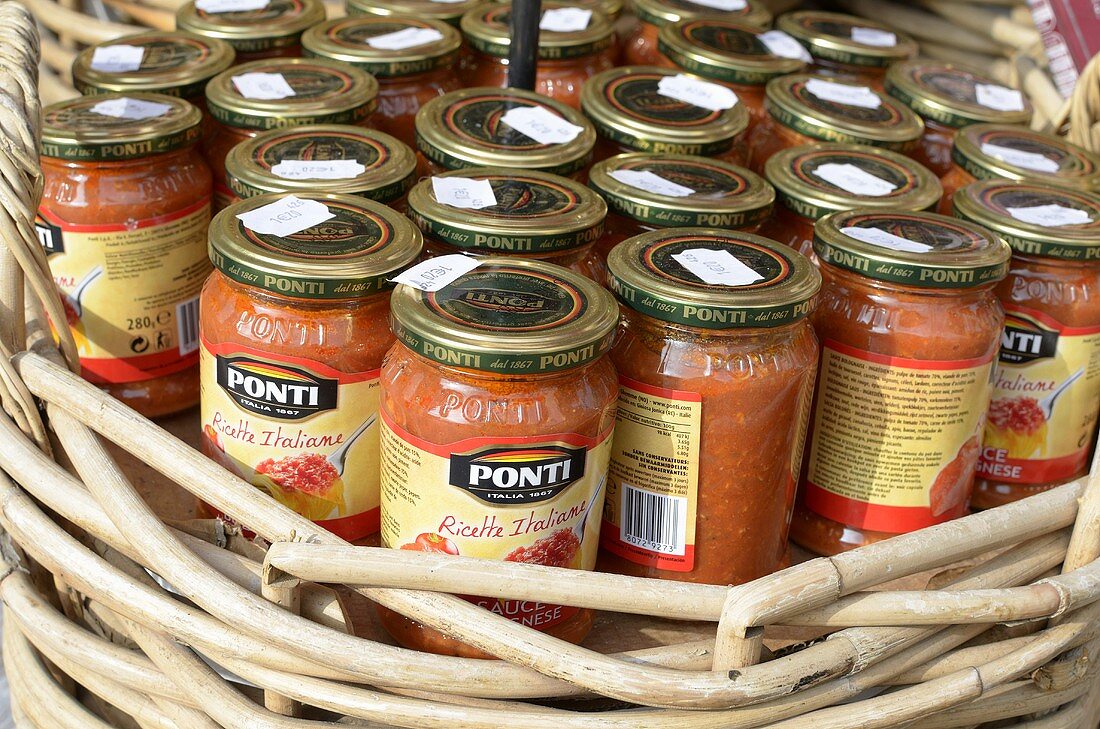 Sauce Bolognese in Gläsern auf dem Markt