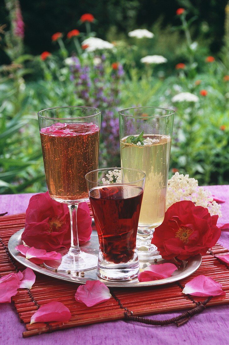 Sommerdrinks mit Rosenblättern