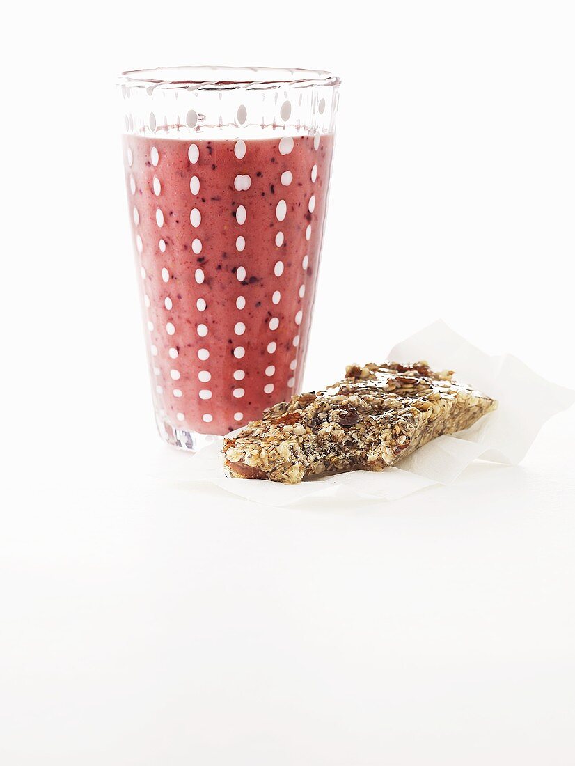 Red berry smoothie and a muesli bar
