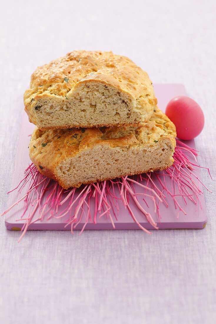 Selbst gebackenes Brot mit Kräutern