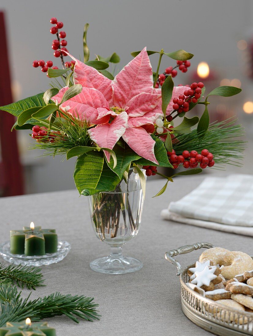 Weihnachtlicher Blumenstrauss als Tischdeko