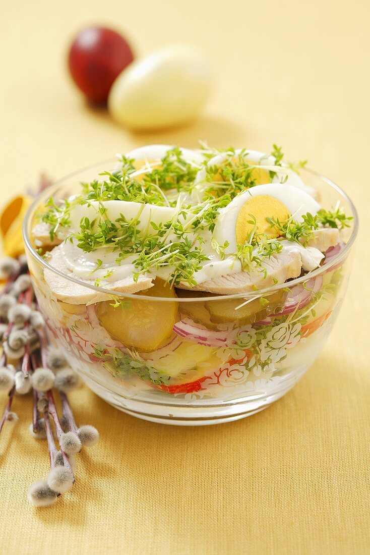 Kartoffelsalat mit Putenfilet, Essiggurken, Eiern und Kresse