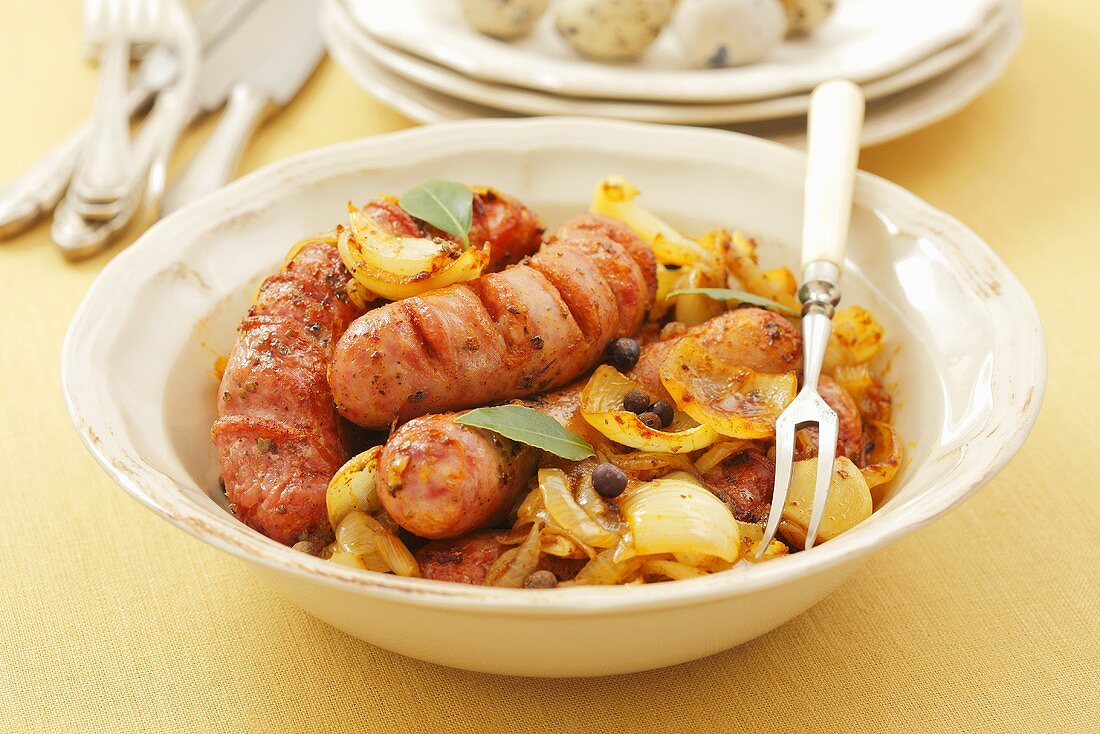 Sausages with onions and juniper berries