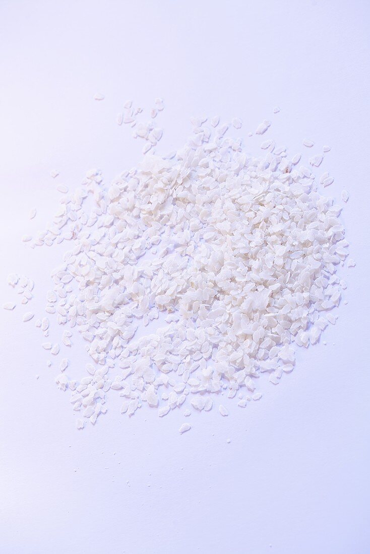 Reisflocken auf weißem Grund
