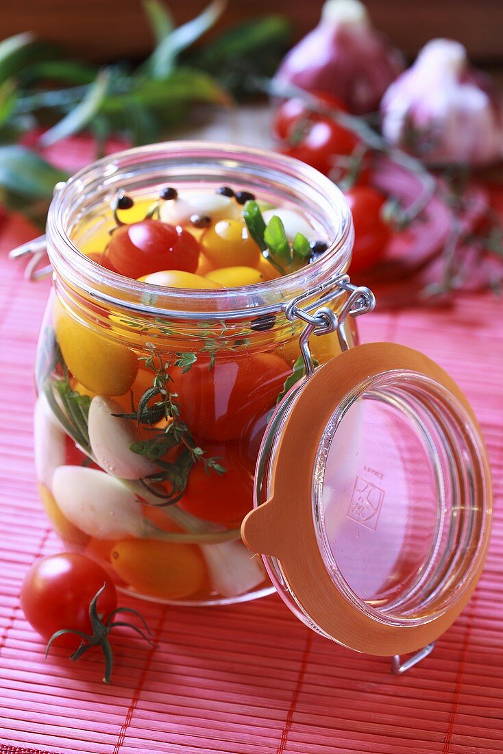 Eingelegte Tomaten mit Knoblauch, Kräutern und Zwiebeln