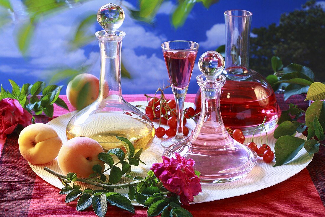 Selbstgemachte Spirituosen aus Aprikosen, Rosen und Kirschen