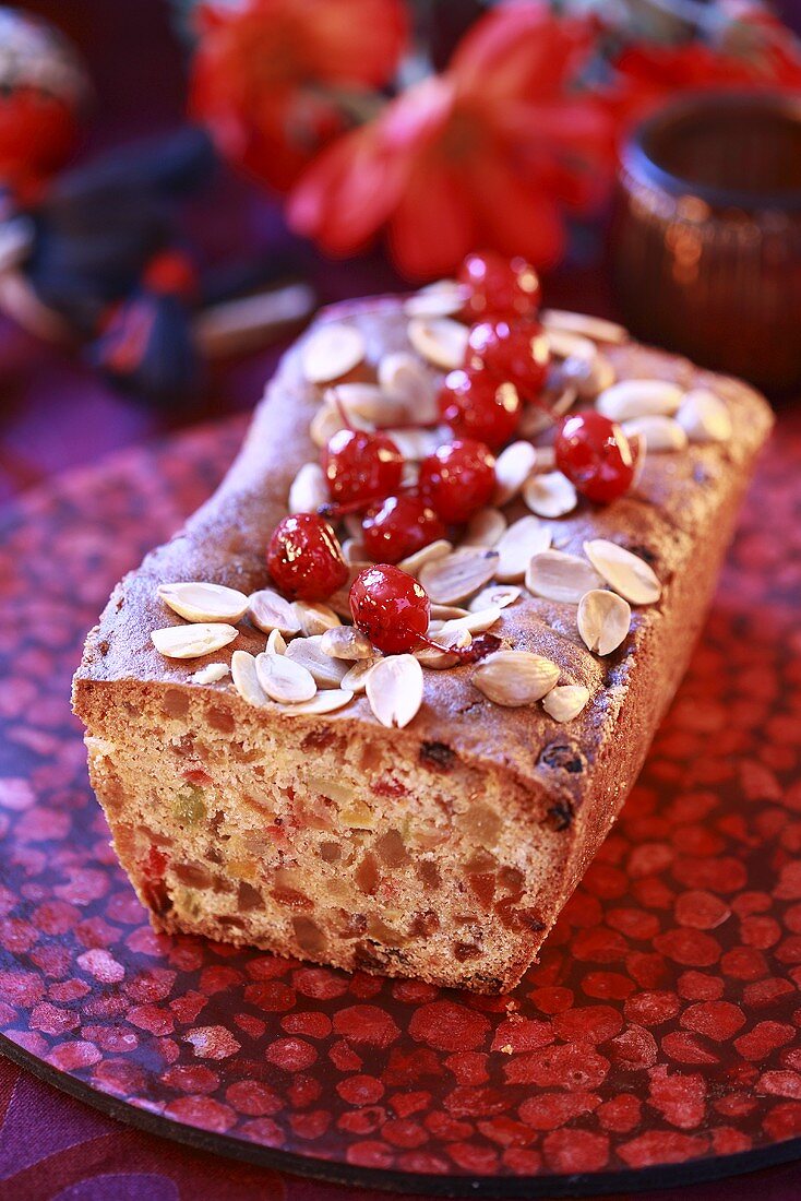 Weihnachtlicher Kuchen mit Trockenfrüchten