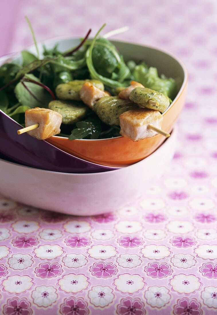 Gnocchi-Lachs-Spiesse mit gemischtem Pflücksalat