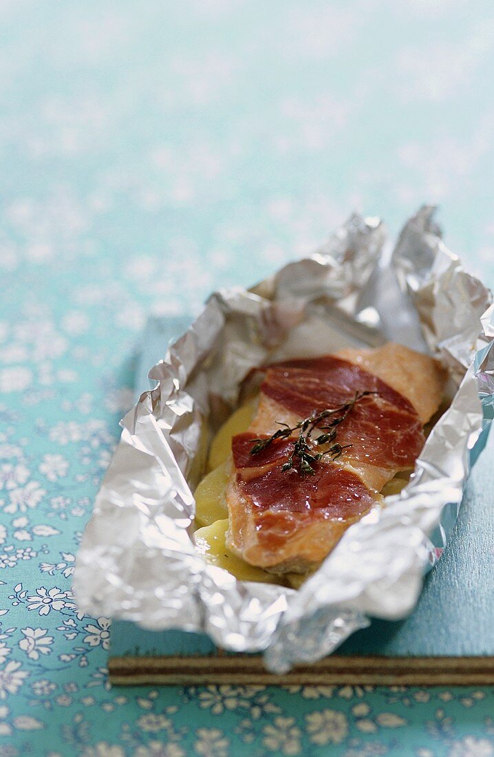 Forellenfilet mit Rohschinken und gelben Möhren 'En Papillote'