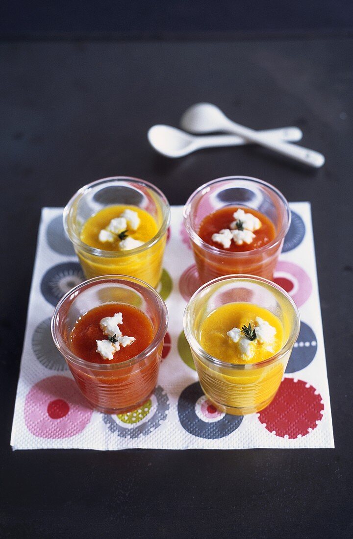 Gelbe und rote Paprika-Cremesuppe mit Frischkäse im Glas