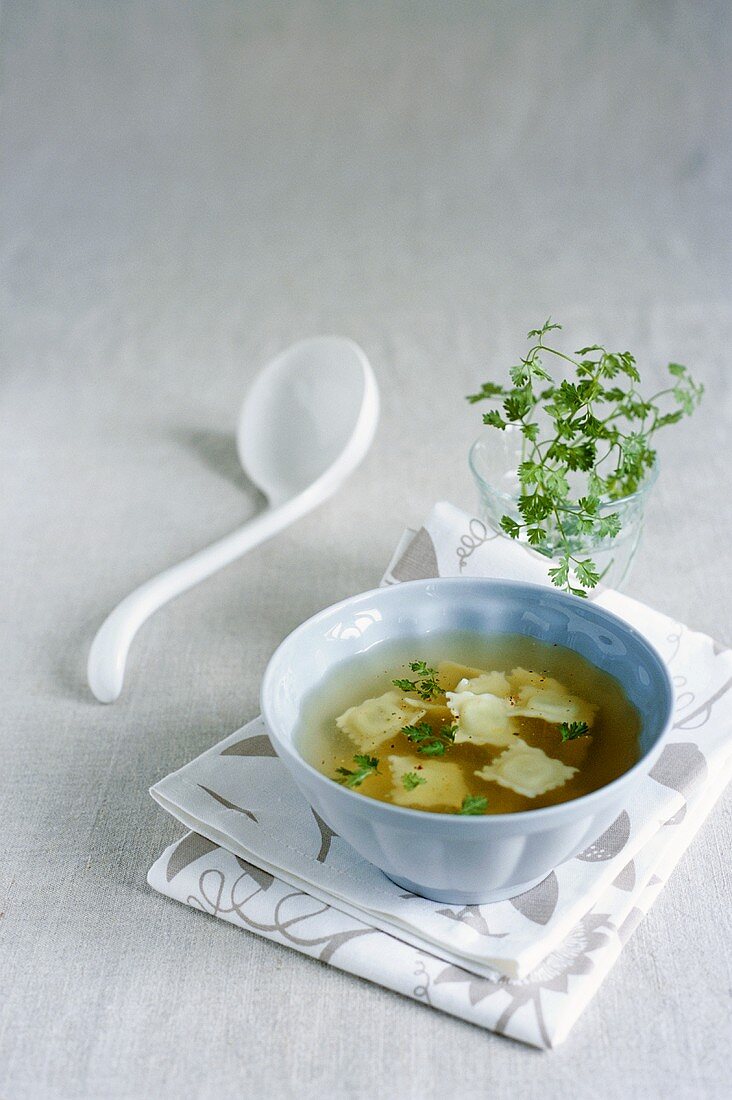 Kräutersuppe mit Ravioli