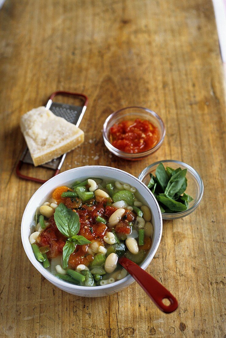 Soupe au pistou (Gemüsesuppe mit Pesto, Frankreich)