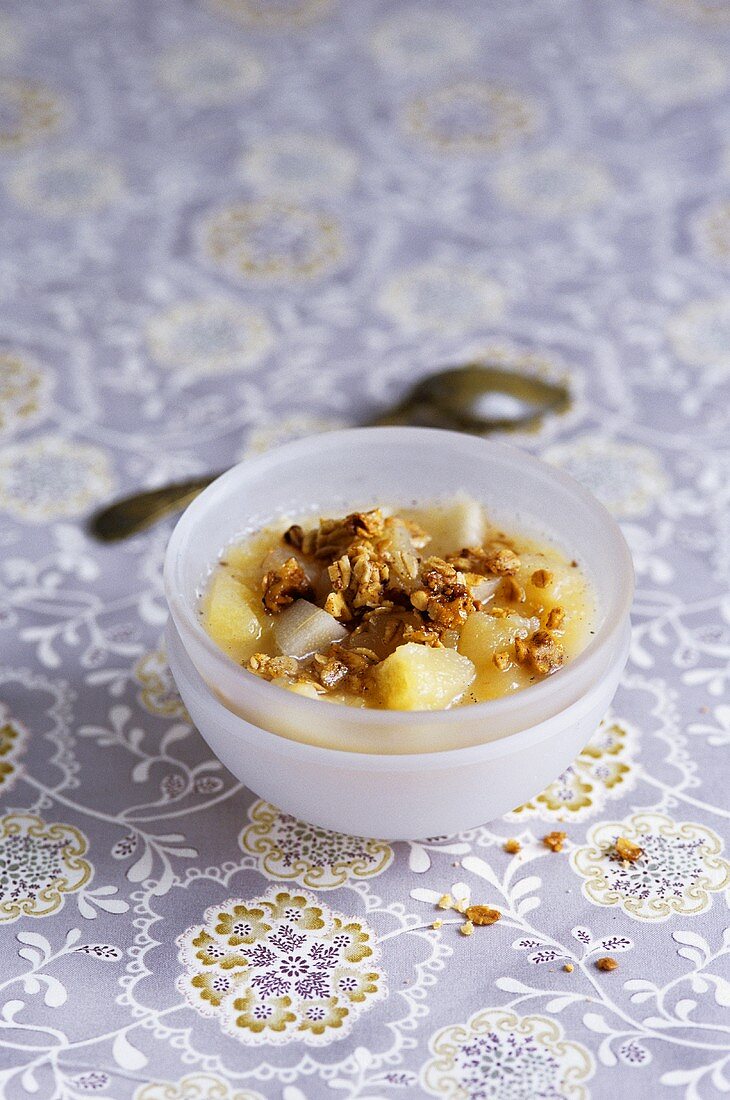 Apfel-Birnen-Suppe mit gerösteten Haferflocken und Ahornsirup