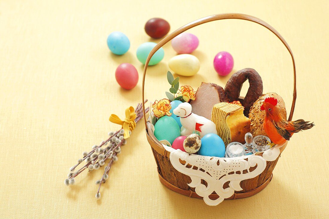Osterkorb mit Brot, Eiern, Wurst, Schinken und Gebäck