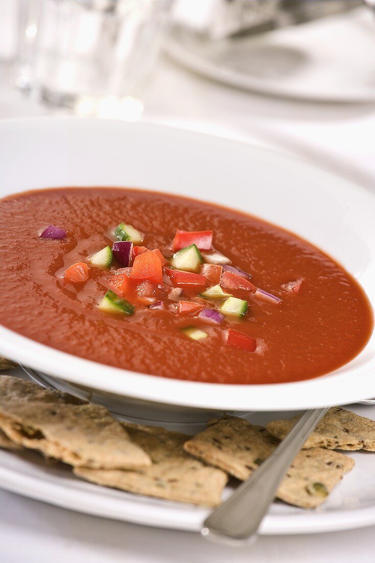 Gazpacho mit Crackern