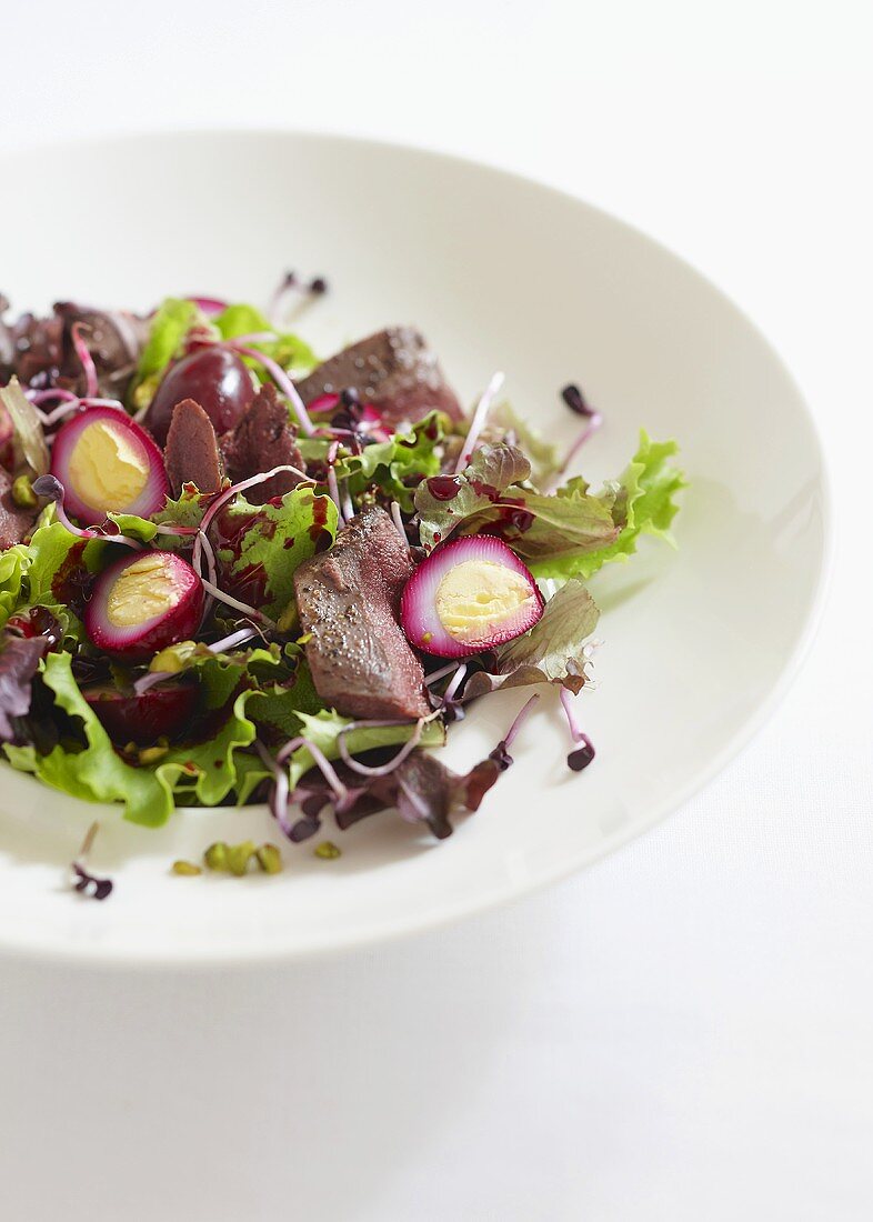 Salat mit Taubenbrust und Wachteleier