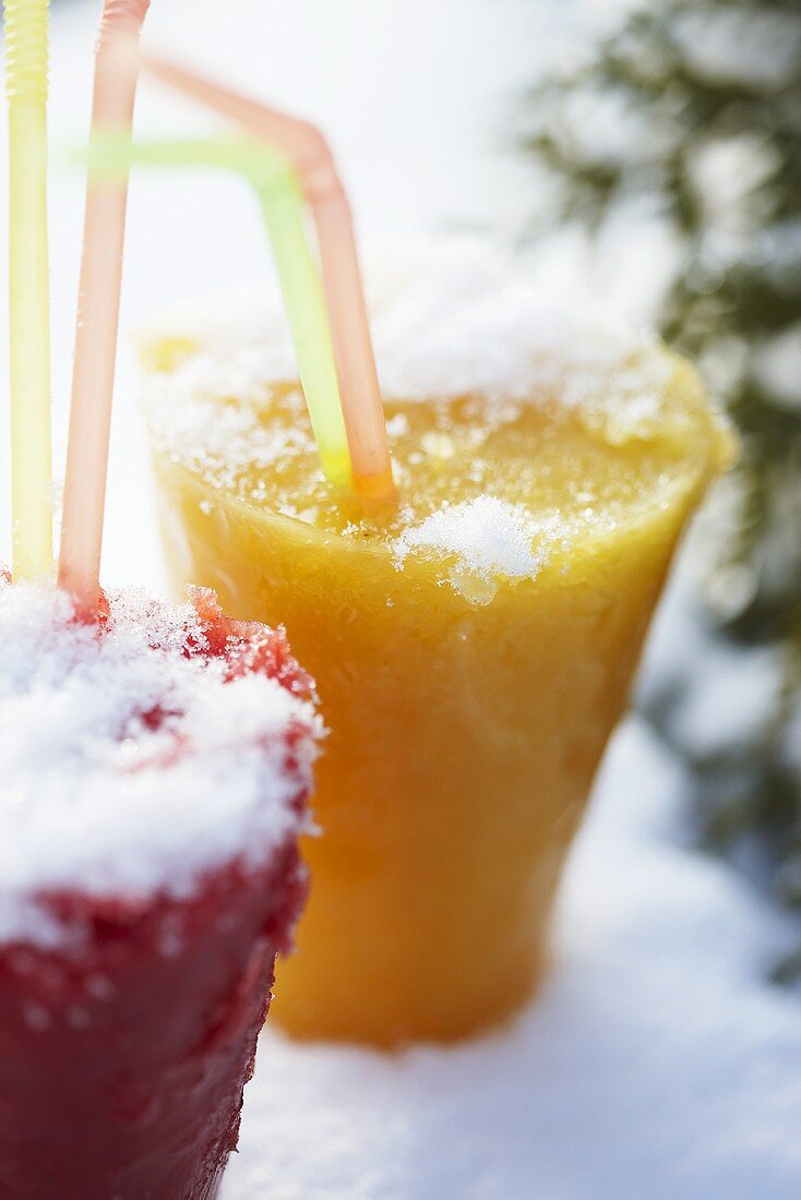 Eisgekühlte Smoothies im Glas