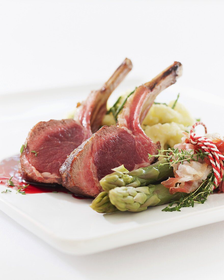 Lamb chops with asparagus and mashed potato