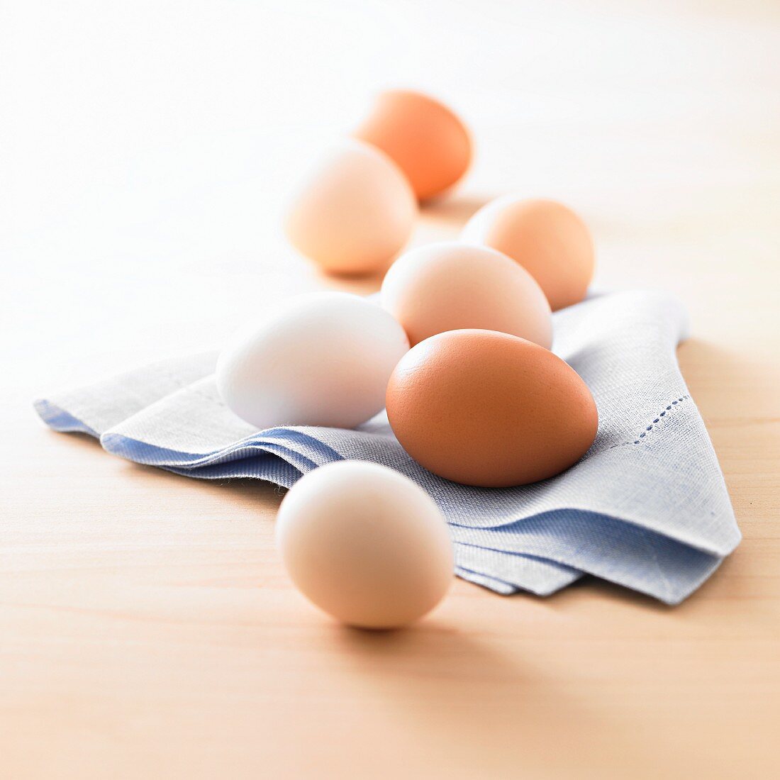 weiße und braune Eier auf Leinenserviette