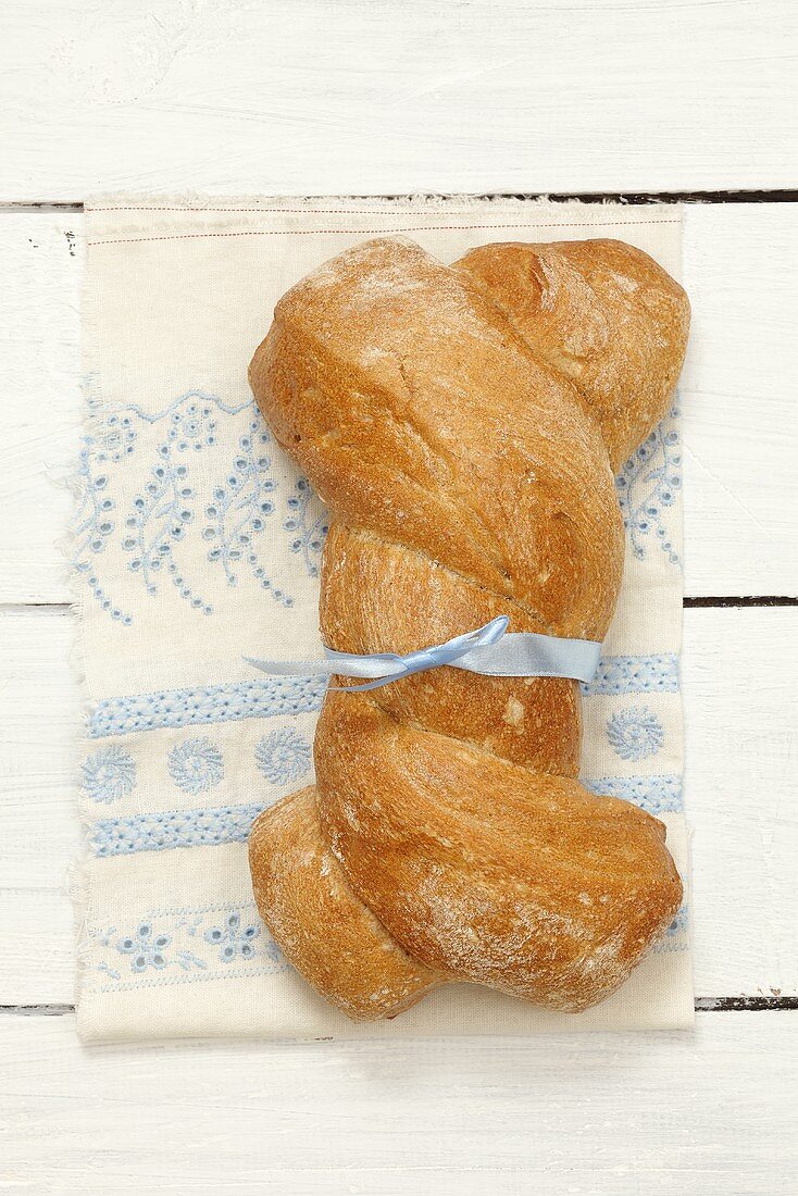 Geflochtenes Brot auf besticktem Tuch