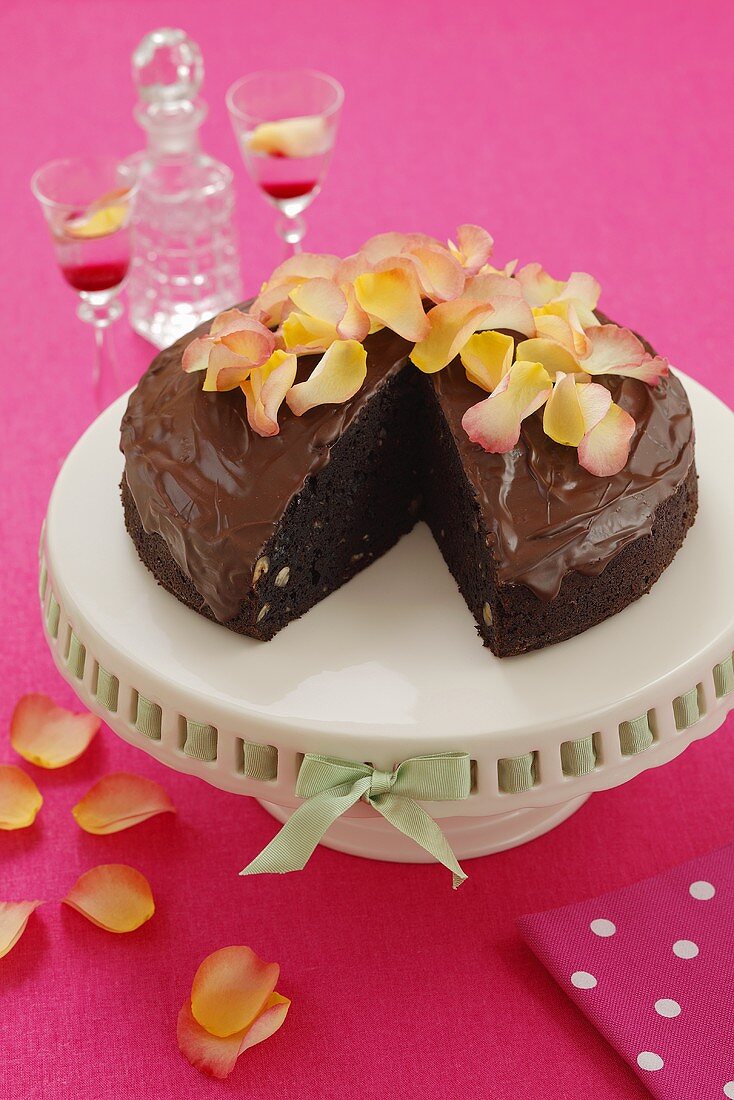 Schokoladenkuchen mit Rosenblüten