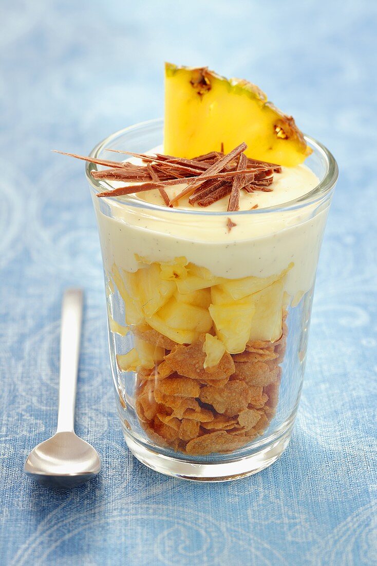 Schichtbecher mit Cornflakes, Ananas und Joghurt