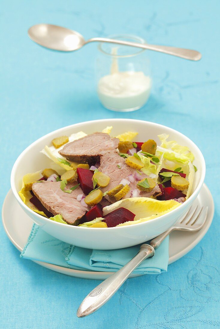 Roastbeef-Salat mit Chicorée, Roter Bete und Essiggurken