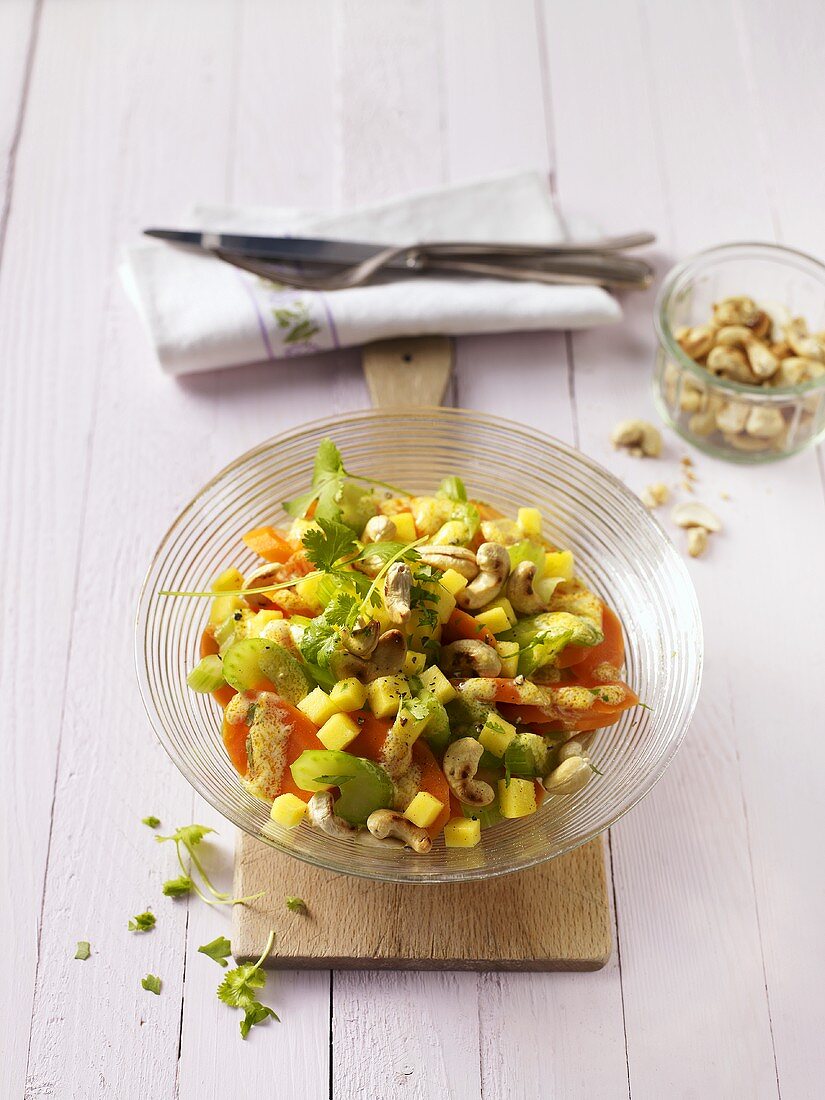 Karottensalat mit Mango und Cashewnüssen