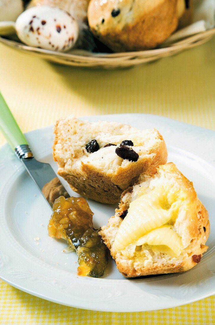 Hot cross muffin buns with butter and marmalade
