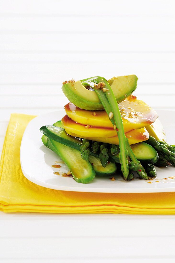 Gurken-Mango-Salat mit Avocado, Spargel & asiatischem Dressing