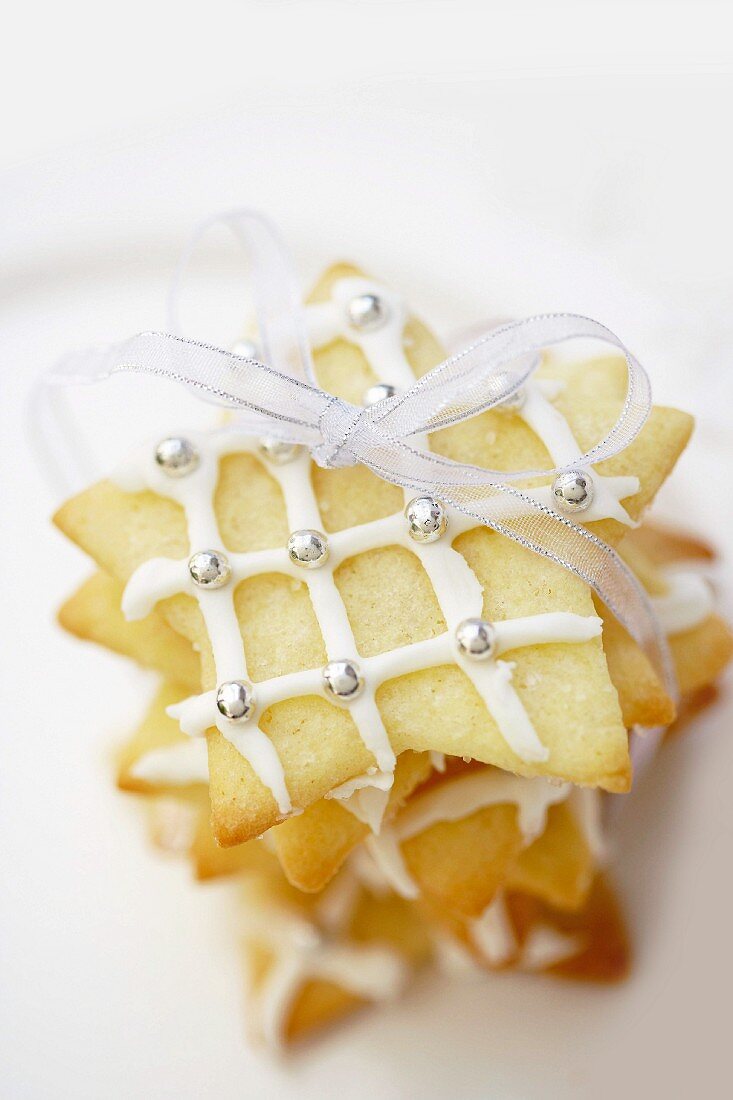 Star-shaped biscuits with icing and silver dragees