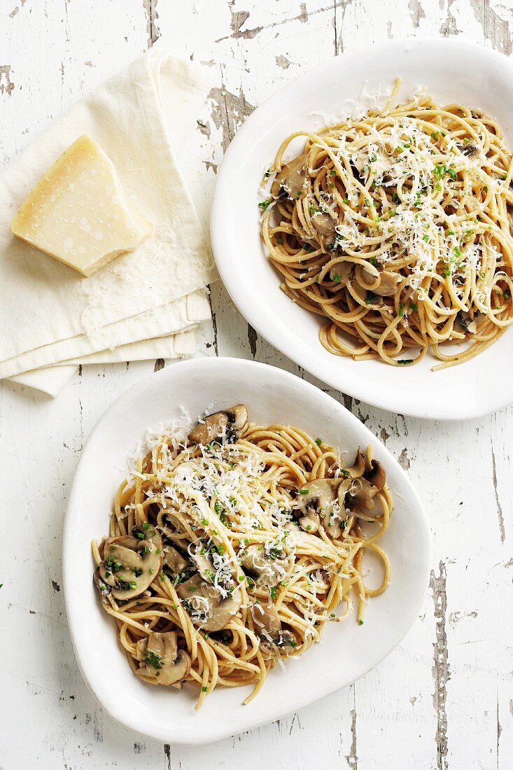 Vollkornspaghetti mit Portobellopilzen und Parmesan