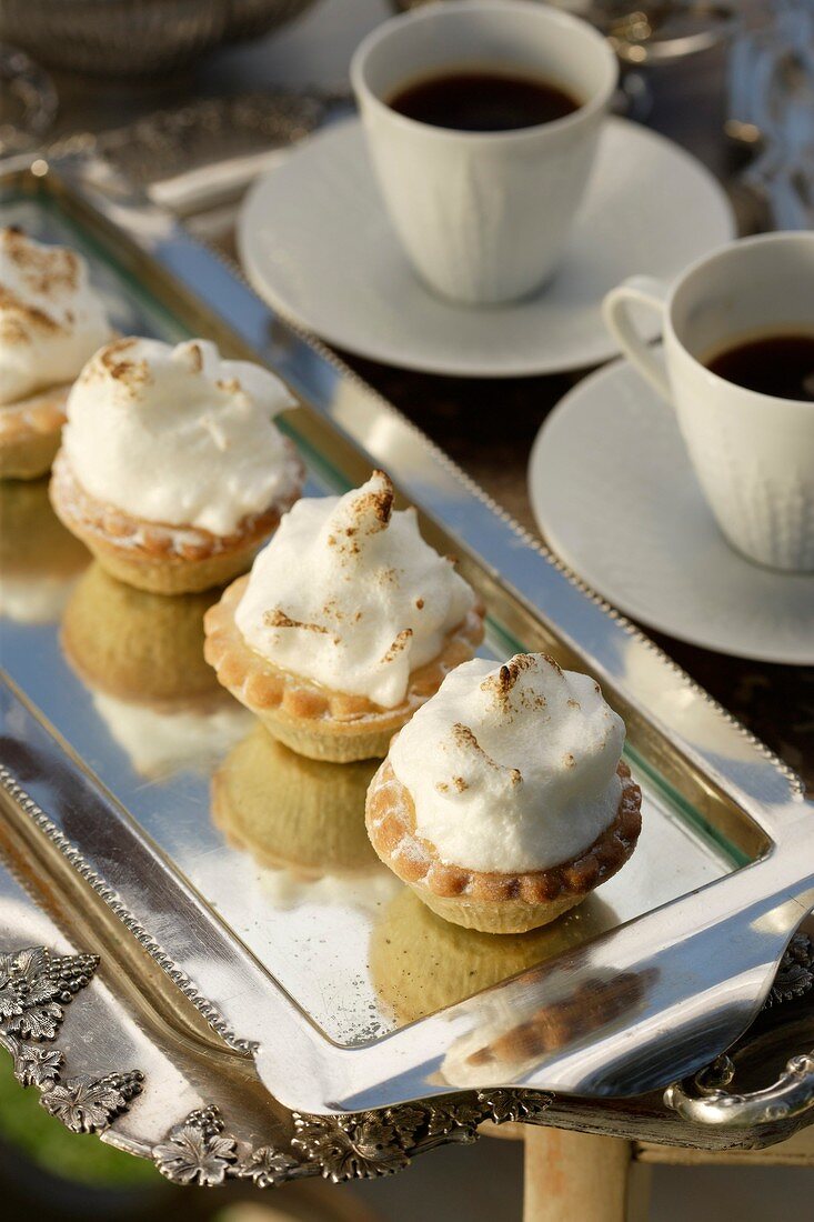Mince pies with meringue topping
