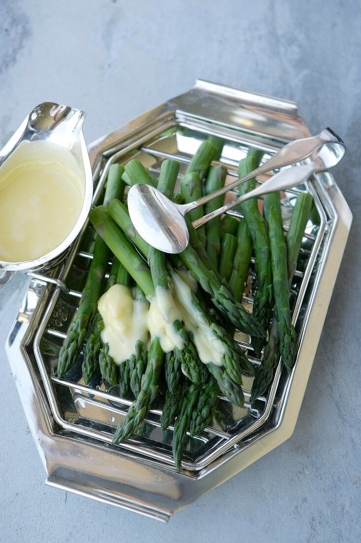 Grüner Spargel mit Sauce Hollandaise