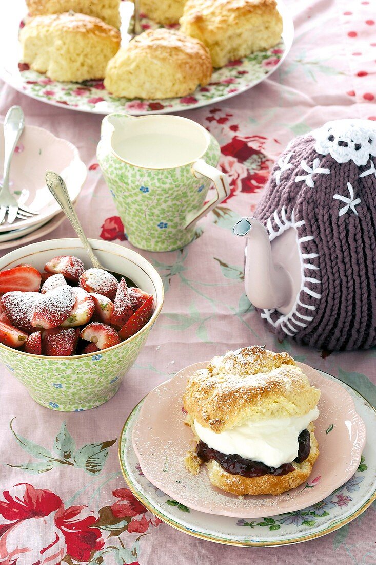 Lavendel-Scones mit Erdbeermarmelade und Sahne