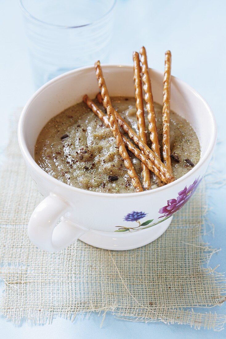 Zwiebelsuppe mit Salzstangen