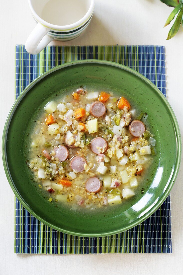 Linsensuppe mit Würstchen