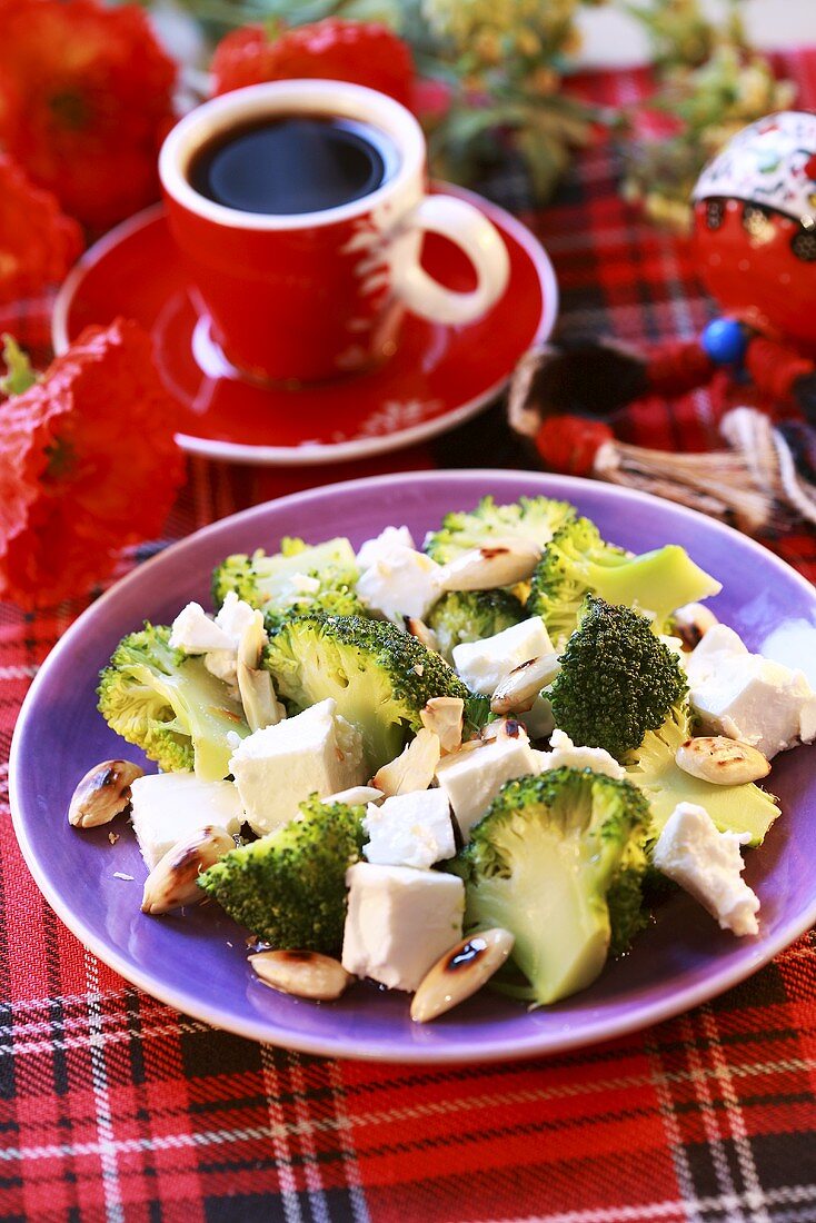 Broccolisalat mit Mandeln und Feta