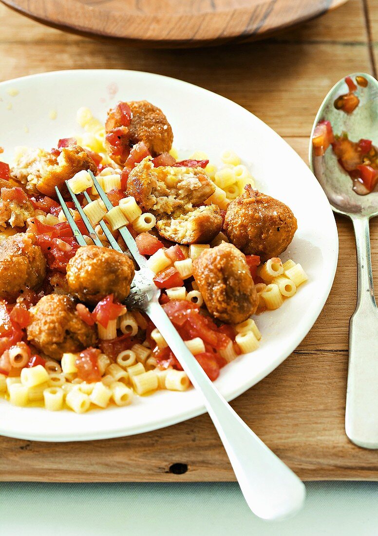 Tuna balls with tomatoes and pasta