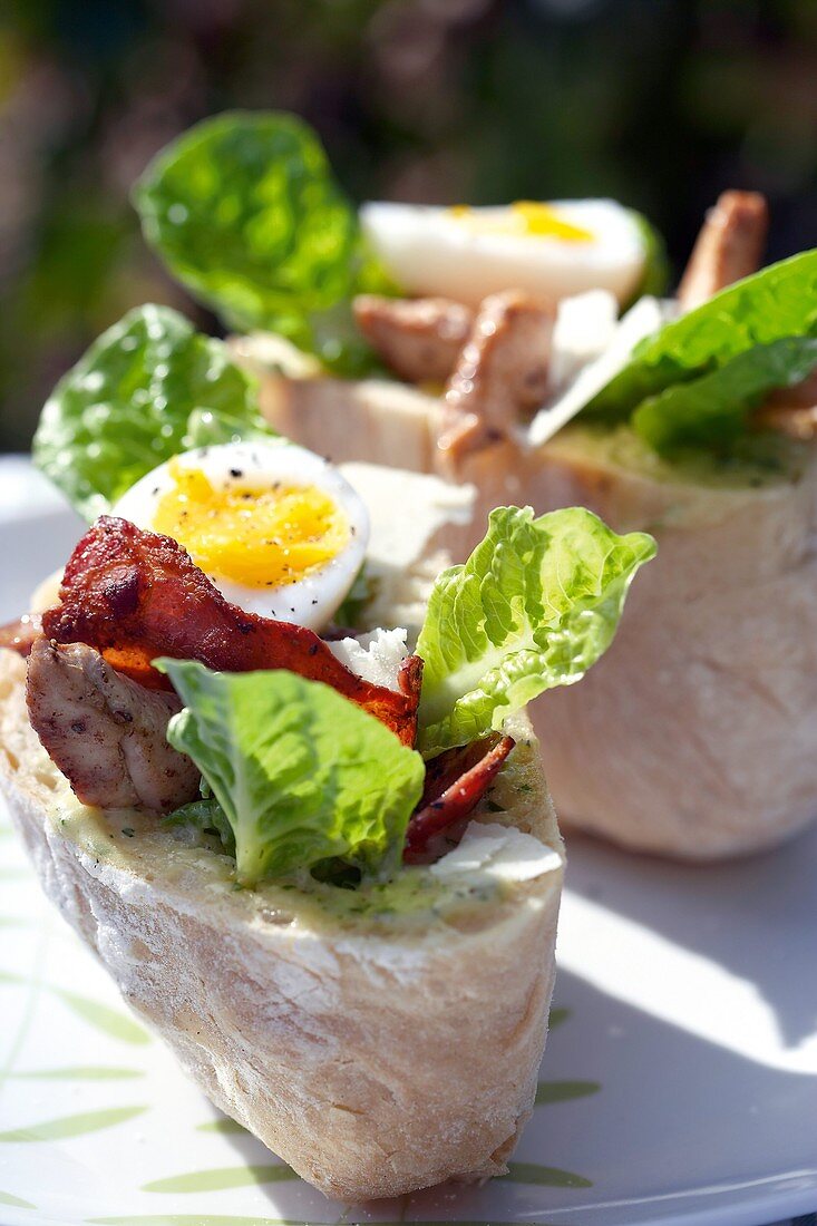 Gefülltes Brot mit Hähnchenbrust, Bacon, Ei und Aioli