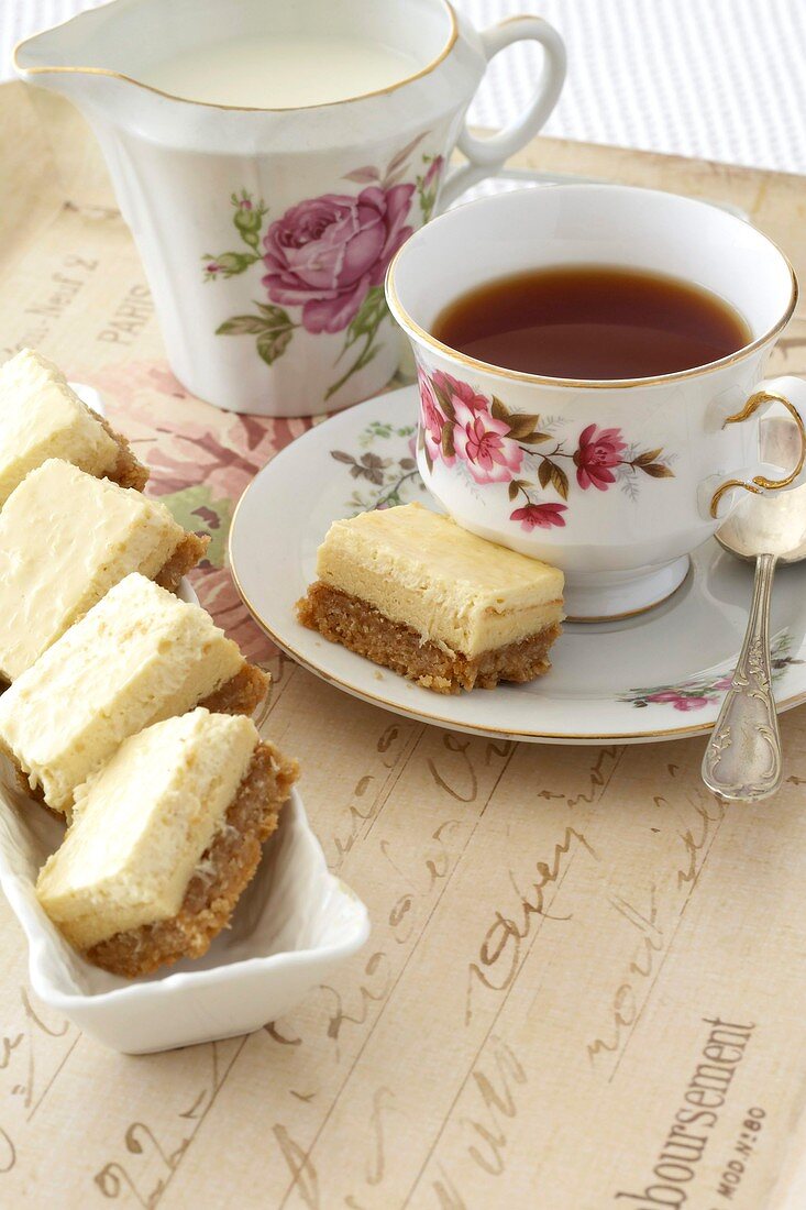 Käsekuchen-Schnitten und eine Tasse Tee