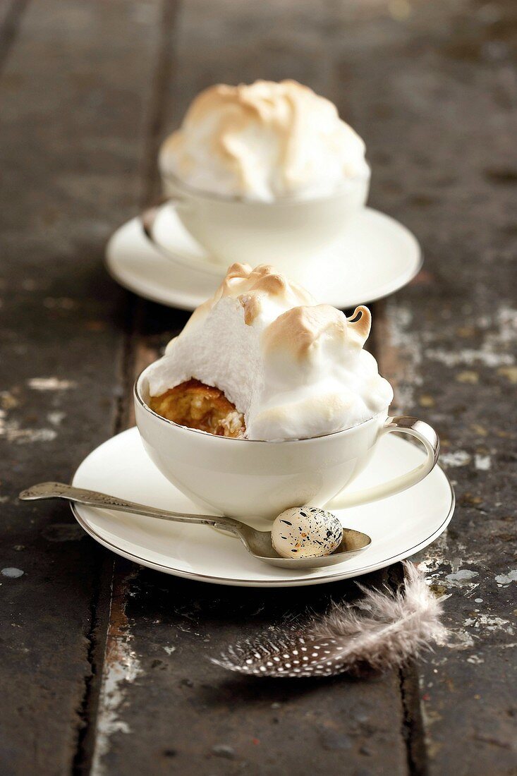 Hot Cross Buns Bread Pudding mit Baiserhaube (Brotpudding mit Rosinenbrötchen, England)