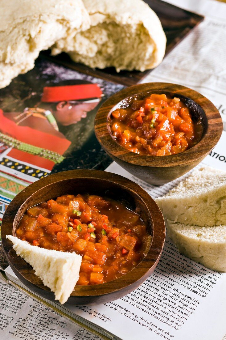 Tomatensuppe mit gedämpftem Brot (Zulu-Küche, Südafrika)