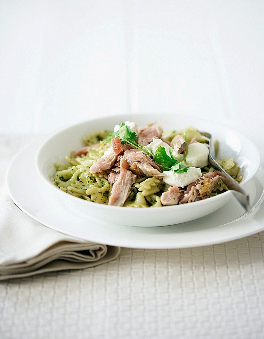 Nudeln mit Thunfisch, Ziegenkäse und Koriander