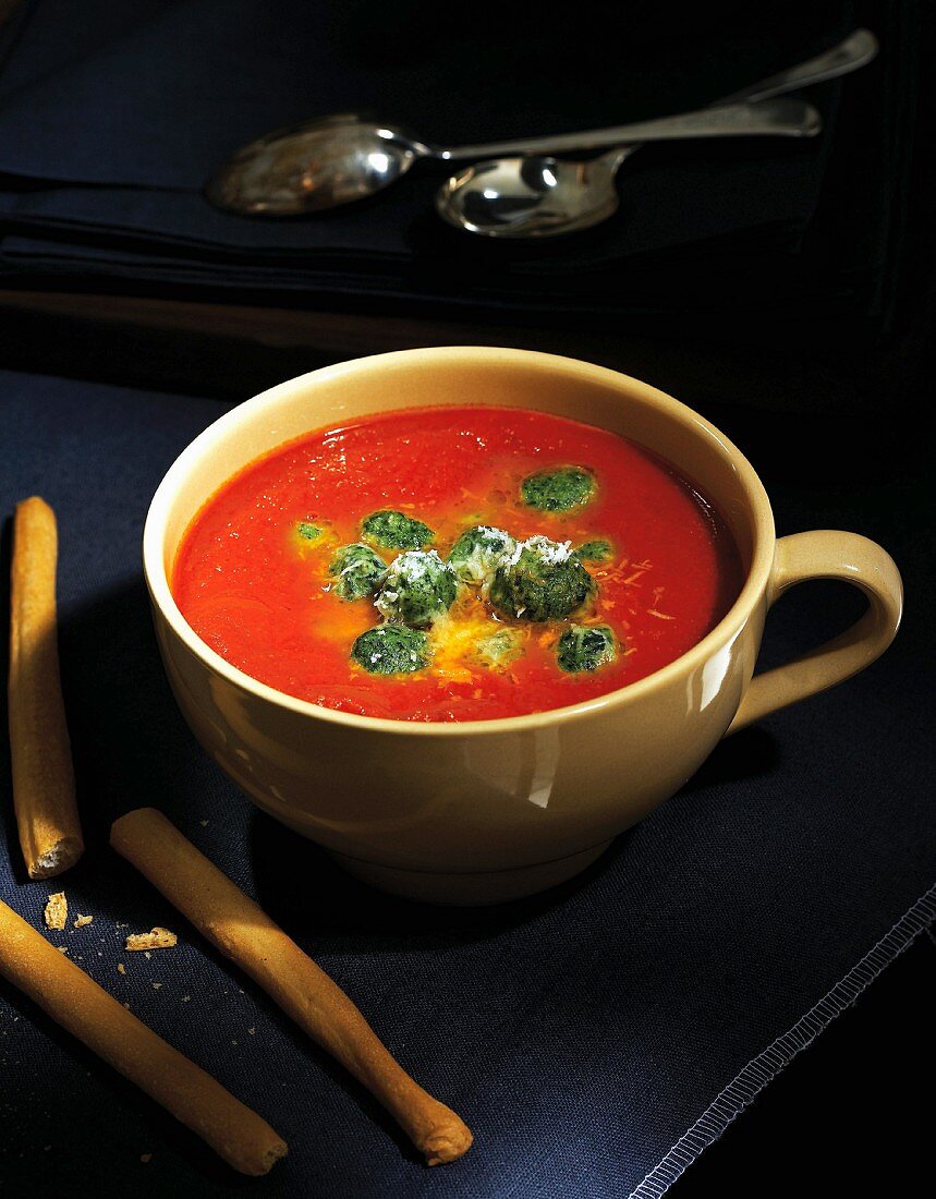 Winterliche Tomatensuppe mit Spinatklösschen und Parmesan