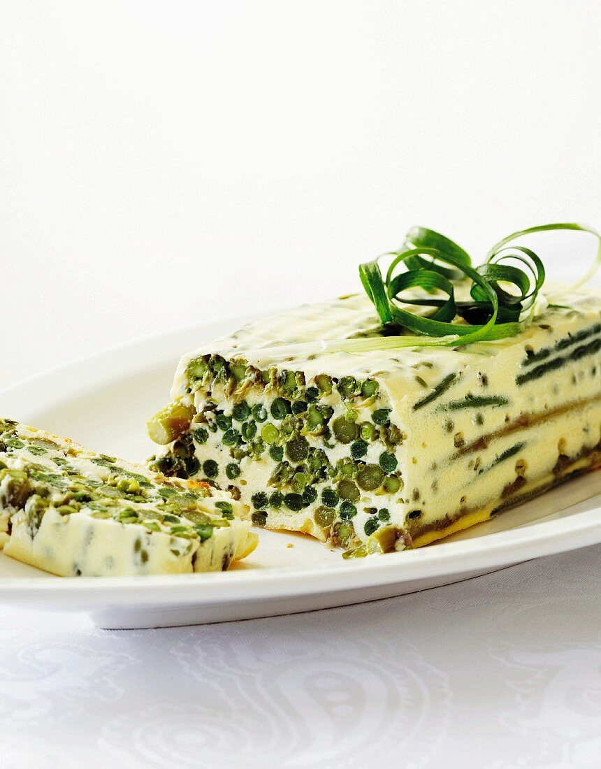 Gemüseterrine mit Bohnen, Erbsen und Spargel