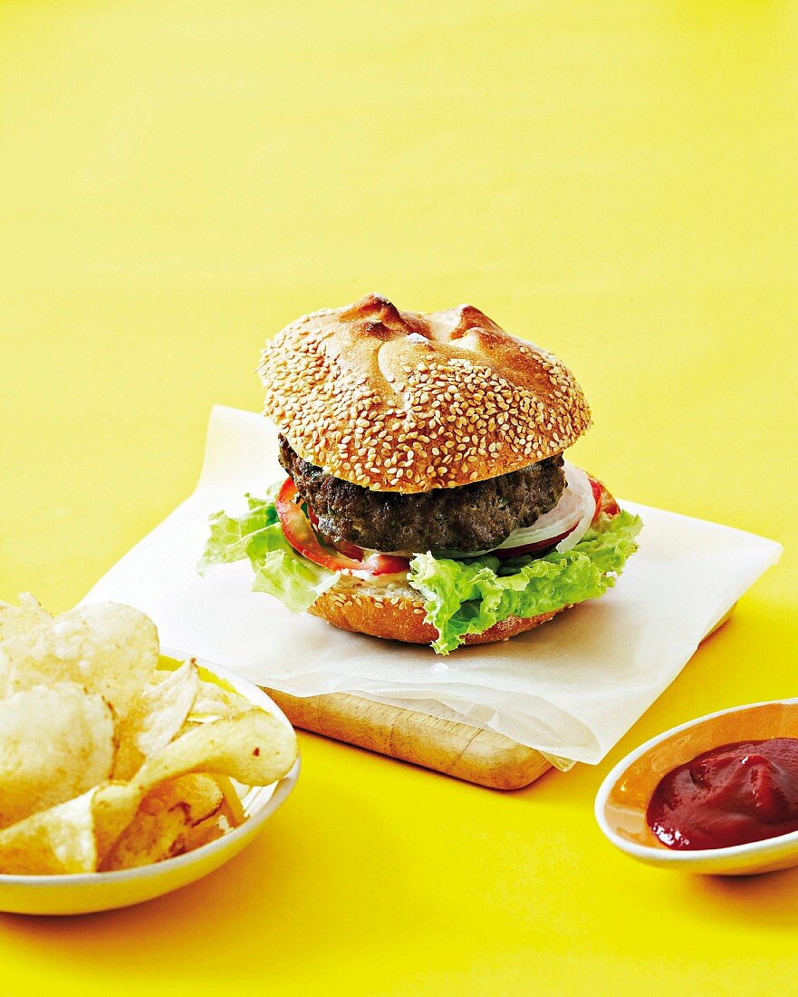 Burger mit Ketchup und Kartoffelchips