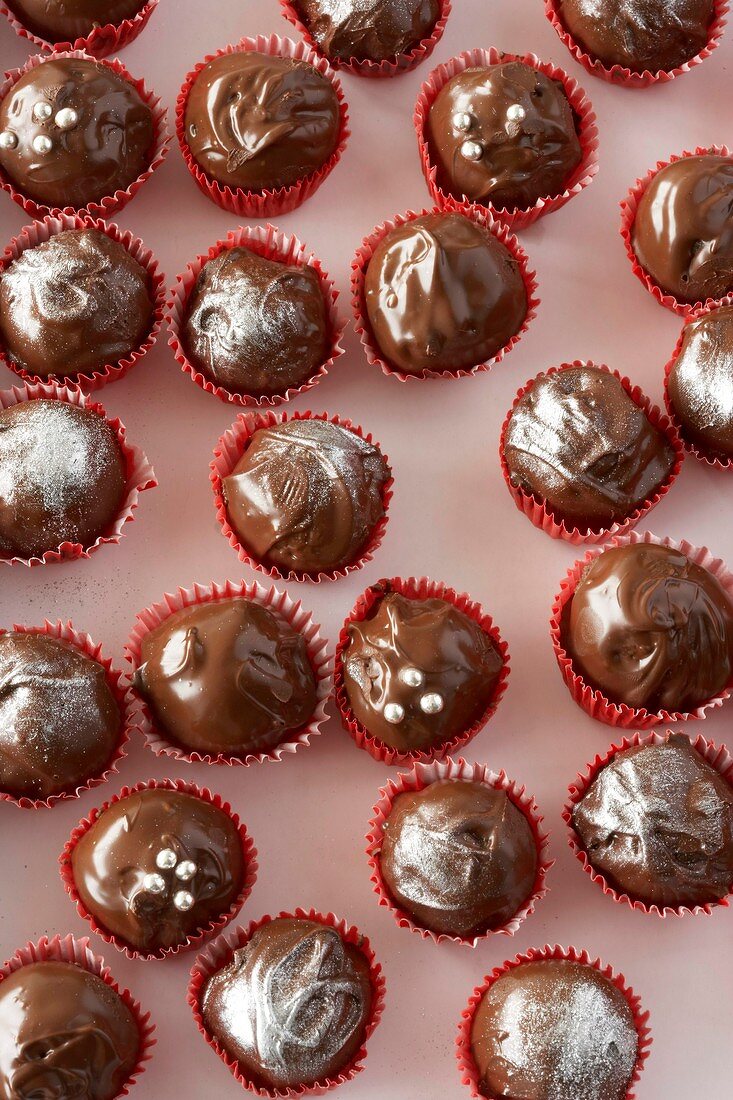 Chocolate truffles with dates and almonds