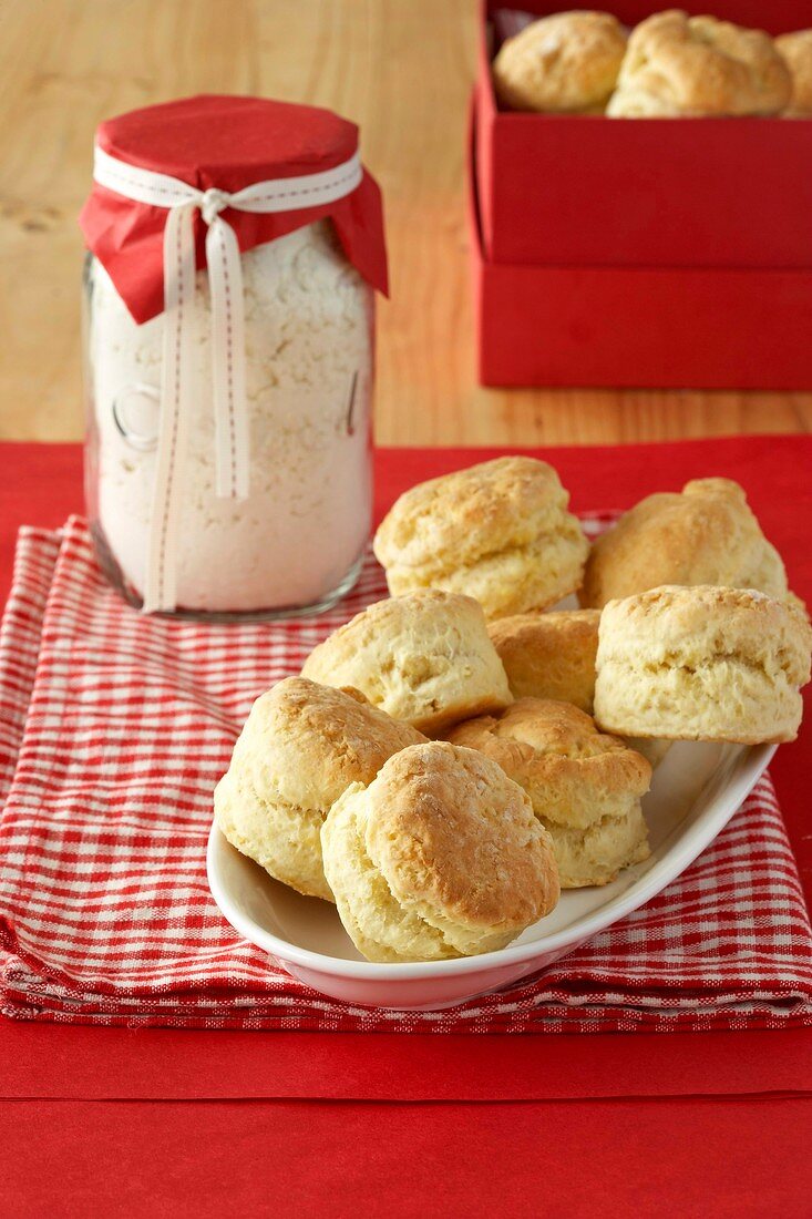 Scones und Backmischung im Glas