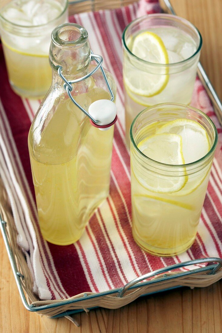 Zitronensirup und Zitronenlimonade